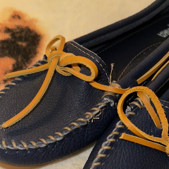 Minnetonka Women's Navy Moccasins - Picture 7 of 11